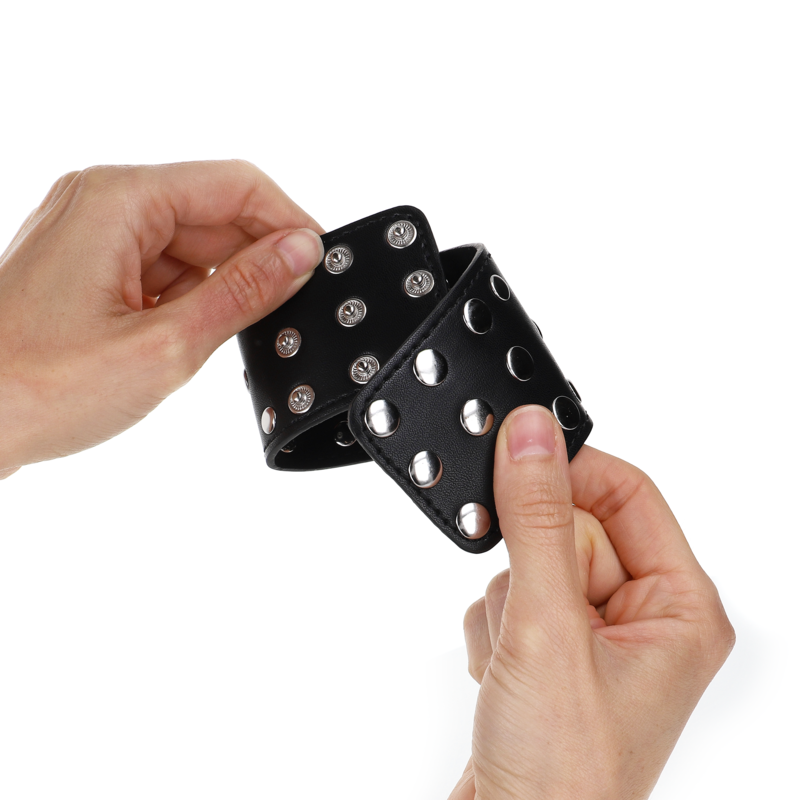 KINK - WRIST RESTRAINTS WITH SNAP FASTEN FULL OF RIVETS BLACK ADJUSTABLE 19-24 CM X 5.5 CM - NOCTURNA DESIRES