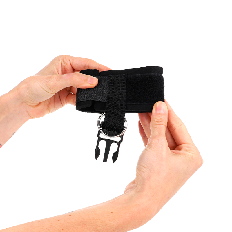 KINK - NEOPRENE HOOK&LOOP FASTENER WRIST RESTRAINTS BLACK ADJUSTABLE 22-34 CM - NOCTURNA DESIRES