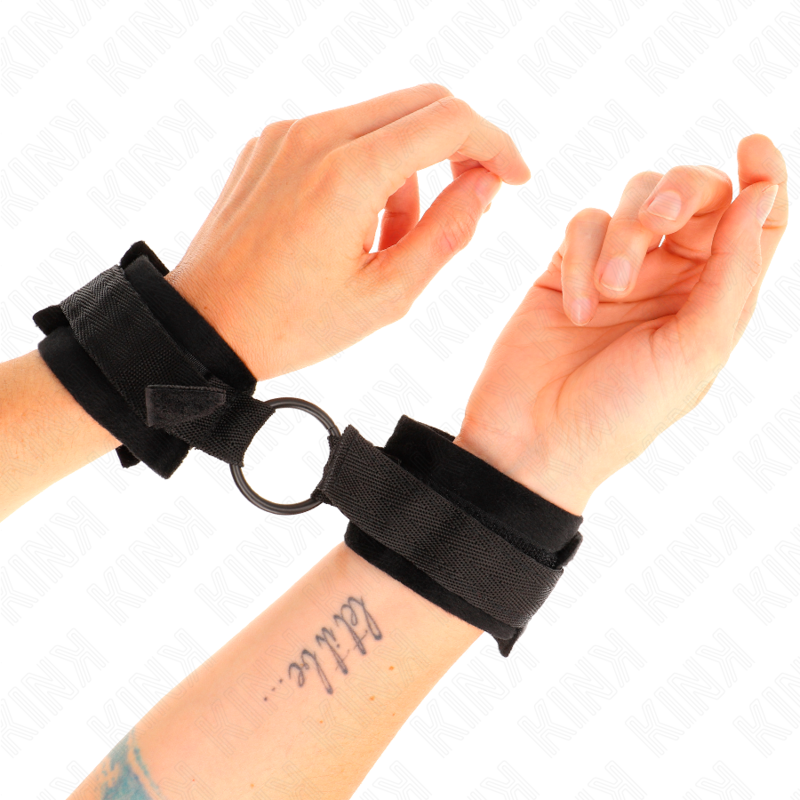 KINK - BEGINNER FUR HAND CUFFS 25 CM WITH O-RING 4 CM BLACK ADJUSTABLE 15-25 CM - NOCTURNA DESIRES