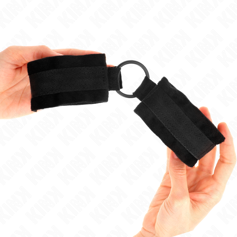 KINK - BEGINNER FUR HAND CUFFS 25 CM WITH O-RING 4 CM BLACK ADJUSTABLE 15-25 CM - NOCTURNA DESIRES
