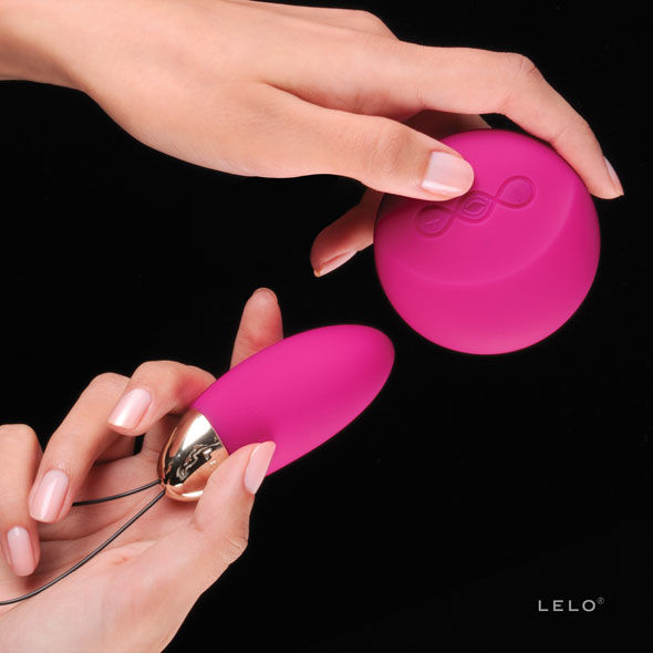 LELO - LYLA 2 INSIGNIA DESIGN EDITION FUCHSIA MASSAGER EGG LELO  NOCTURNA DESIRES